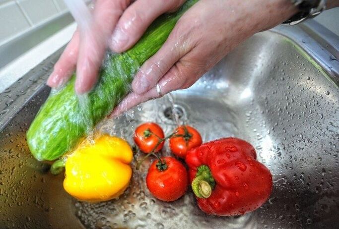 Pour prévenir les infections parasitaires, il est nécessaire de laver les légumes avant de manger. 